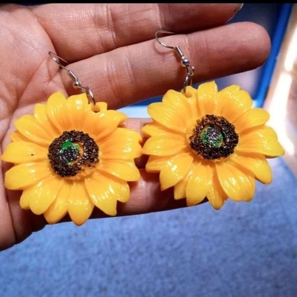 💖 2/$30 Boho Yellow big oversized Sunflower Floral drop yellow flower Earrings - Picture 8 of 9